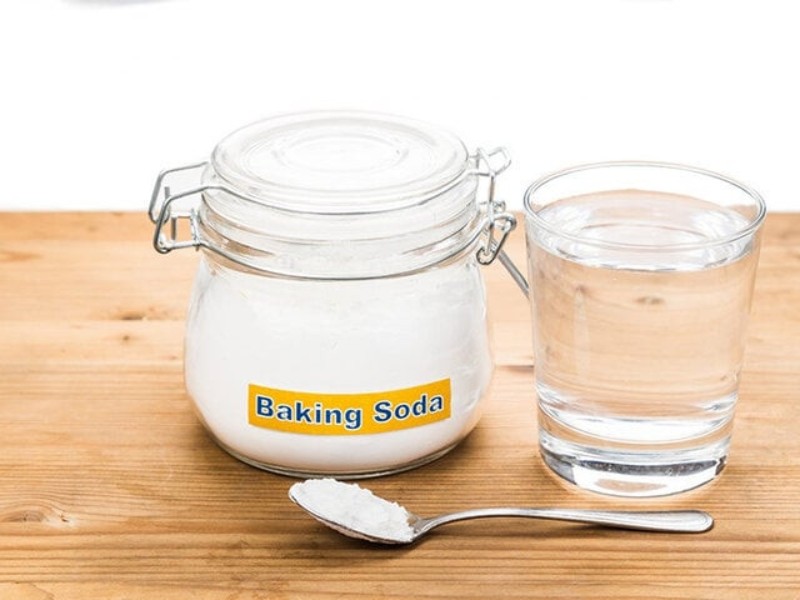 Cách tẩy keo băng dính trên tủ lạnh bằng giấm trắng và baking soda