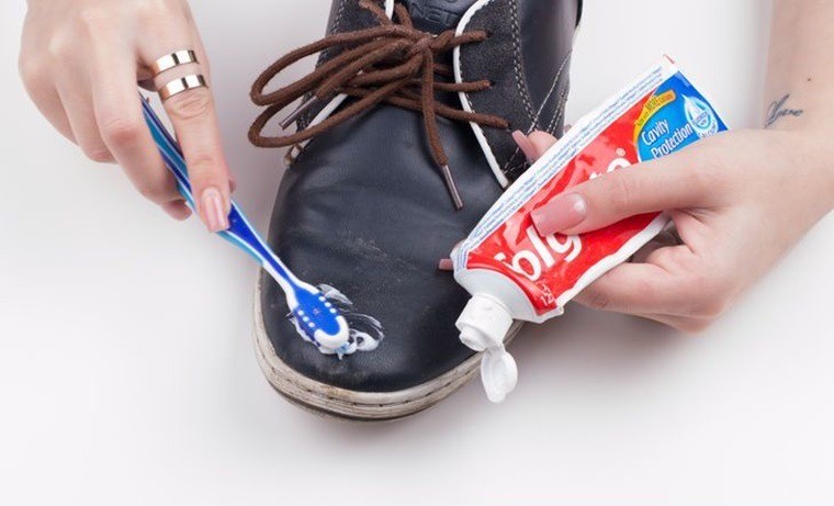 Vệ sinh giày trắng bằng baking soda và kem đánh răng