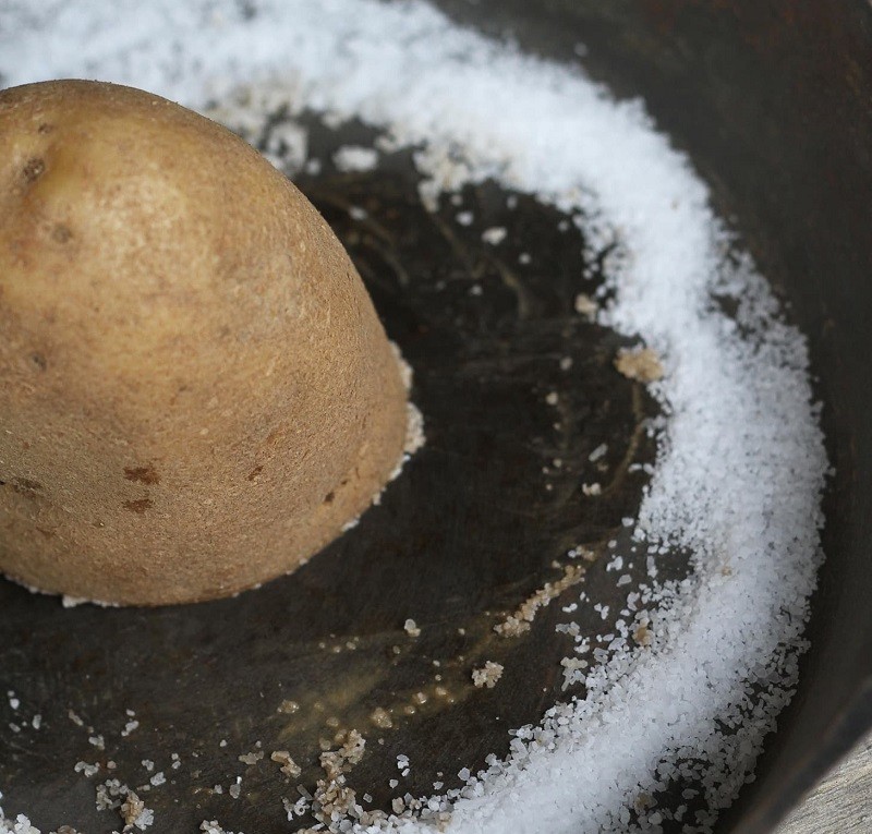 Cách rửa chảo bị cháy bằng khoai tây và muối