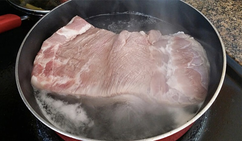 Cách khử mùi hôi của thịt lợn bằng nước sôi