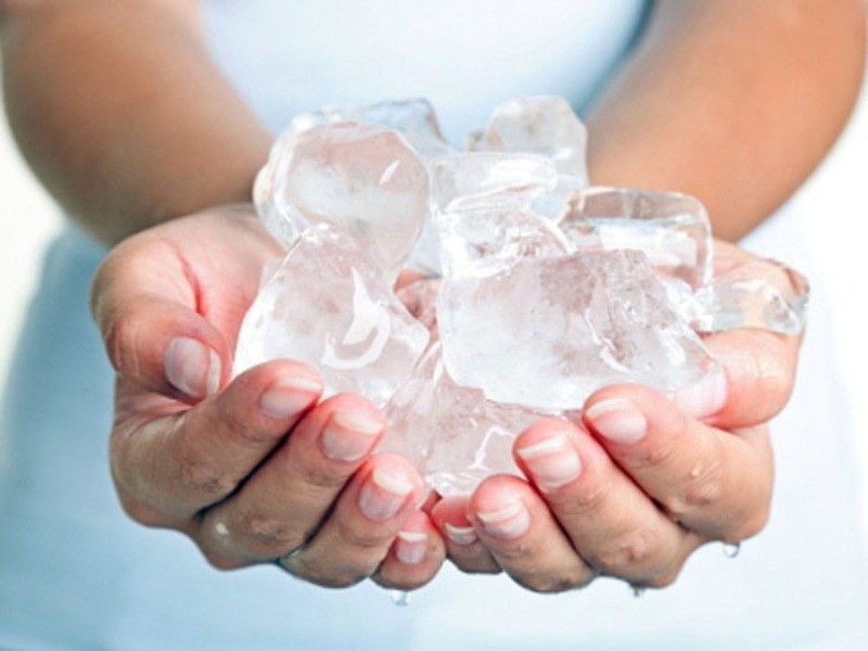 Cách xử lý keo nến dính vào quần áo bằng túi đá lạnh