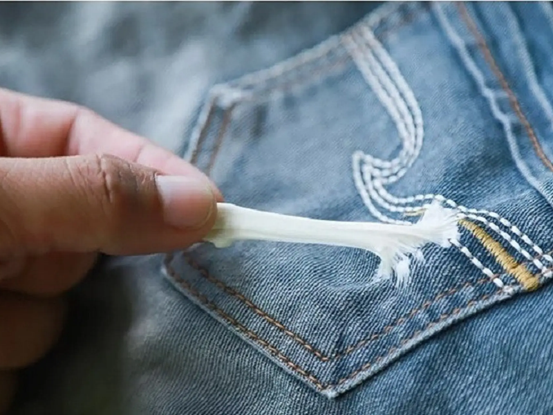 cách tẩy kẹo cao su dính vào quần áo