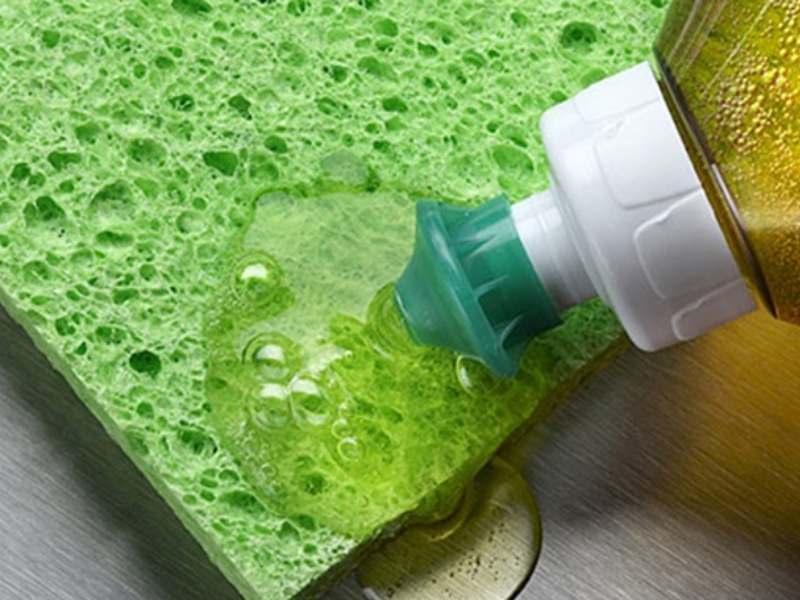 Dùng nước rửa chén và nước ấm để làm sạch keo băng dính