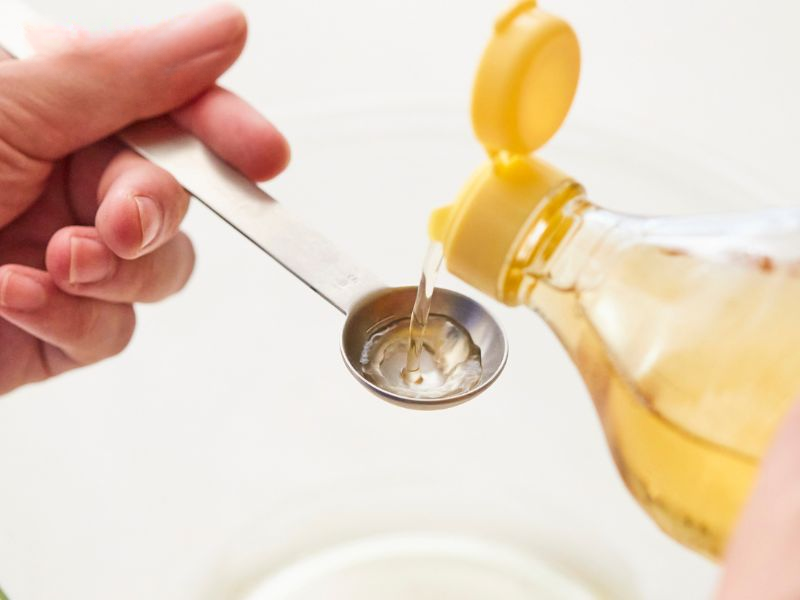 Cách tẩy vết băng dính trên đồ nhựa bằng dầu ăn